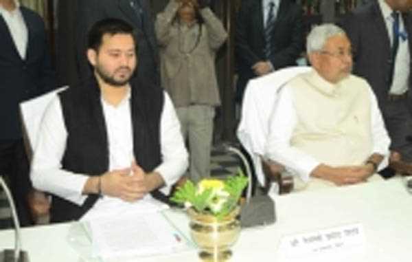 बिहार : चुनावी वादों में बेरोजगारों को रोजगार का झुनझुना